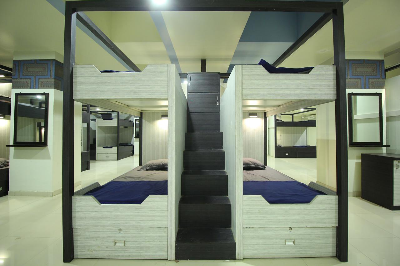Jackpot Room In & Out Dormitory Ahmedabad Exterior photo