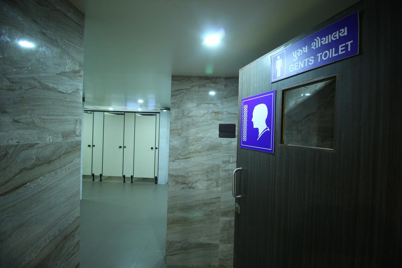 Jackpot Room In & Out Dormitory Ahmedabad Exterior photo